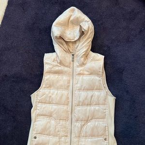 Women’s fitted, double zipper vest with light camo style detailing.
